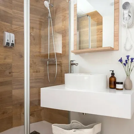 Limehome Carrer De Fontcoberta - Digital Access Otel Barselona