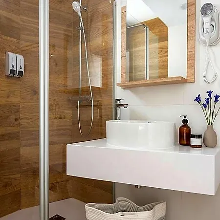 Limehome Carrer De Fontcoberta - Digital Access Hotel Barcelona