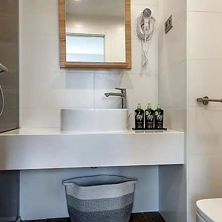 Limehome Carrer De Fontcoberta - Digital Access 3* Barcelona