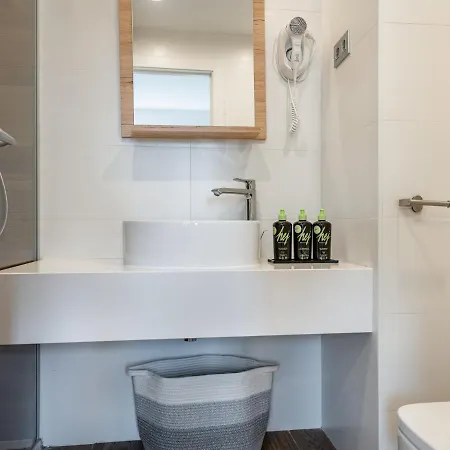Limehome Carrer De Fontcoberta - Digital Access Hotel Barcellona